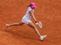 Iga Swiatek slides and stretches on Madrid Open's red clay to return to Beatriz Haddad Maia. (AP PHOTO)